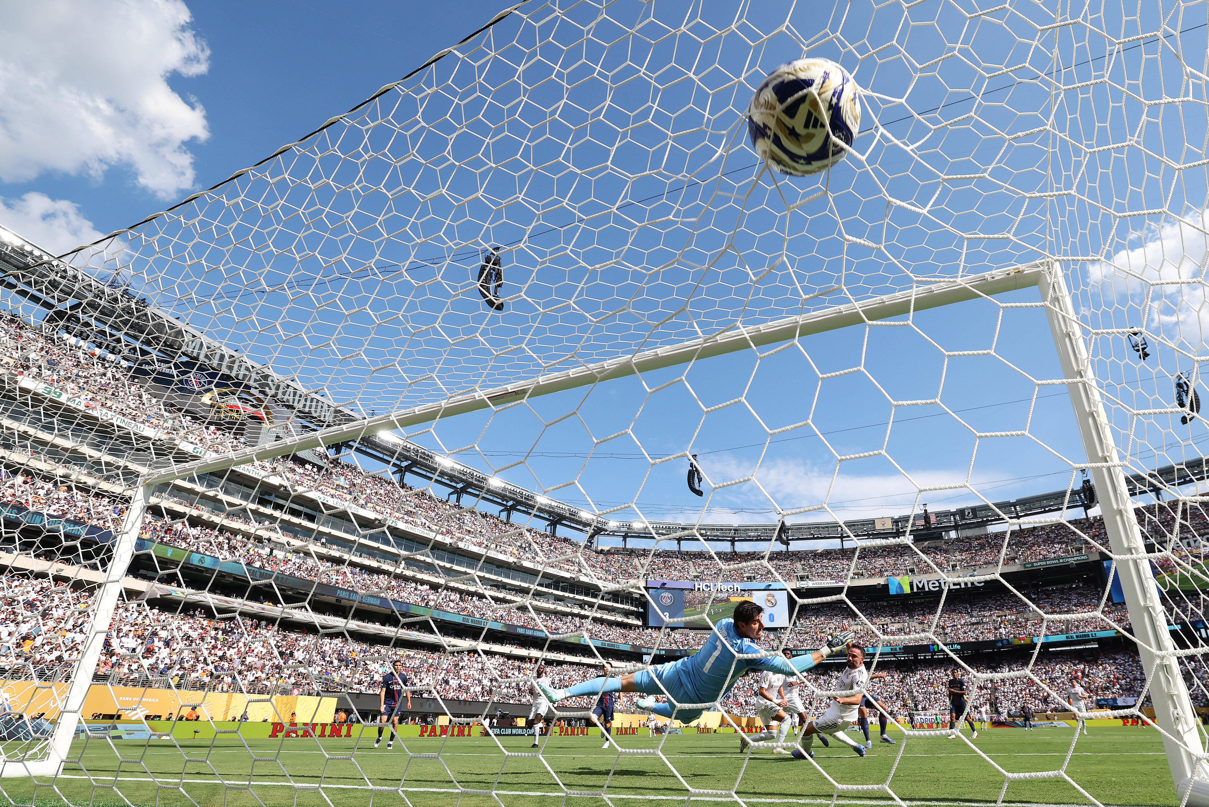 巴黎圣日耳曼球员奉献拼搏，争取进球的简单介绍