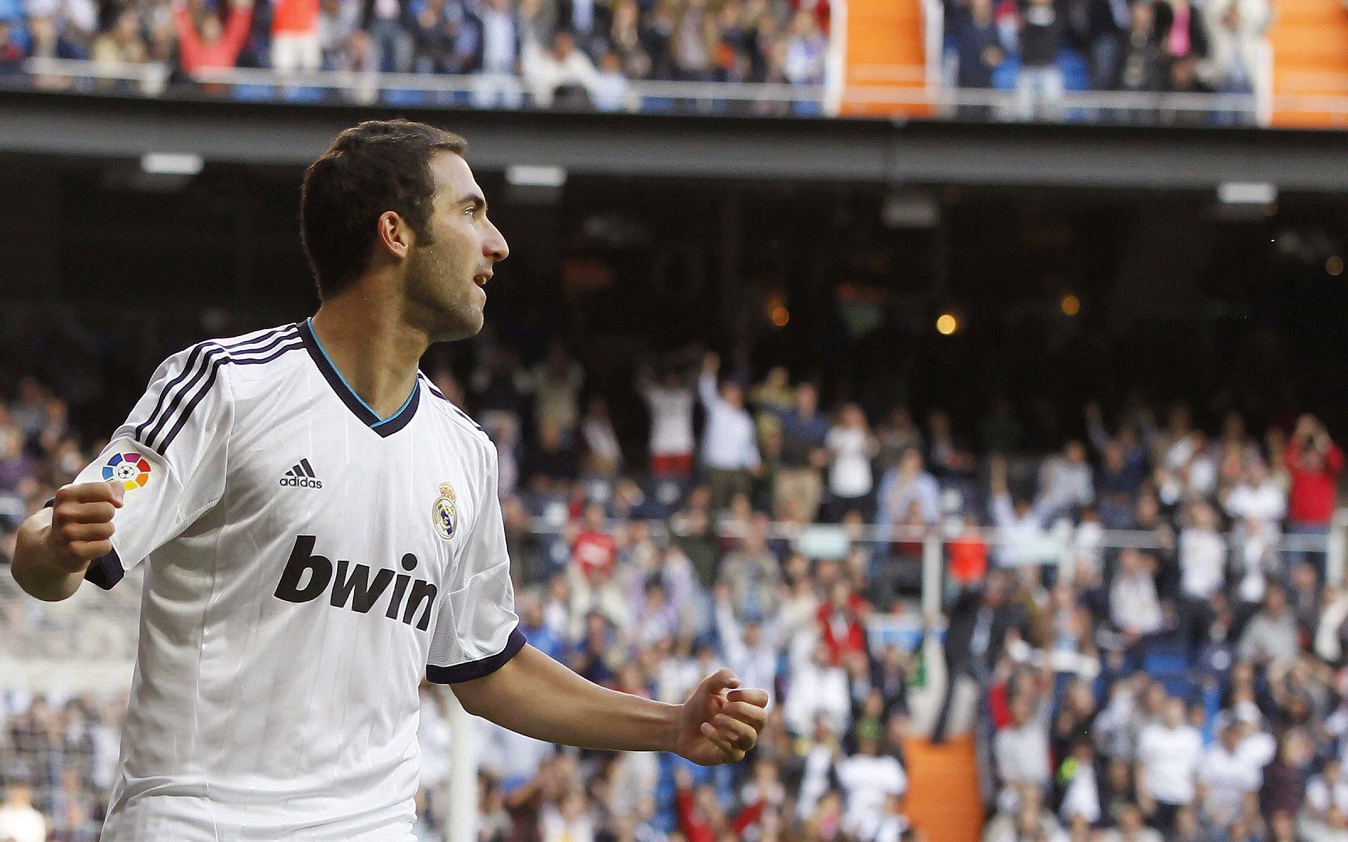 当马里在德甲掀起风暴，库尔图瓦已在英超的争冠硝烟中接管比赛